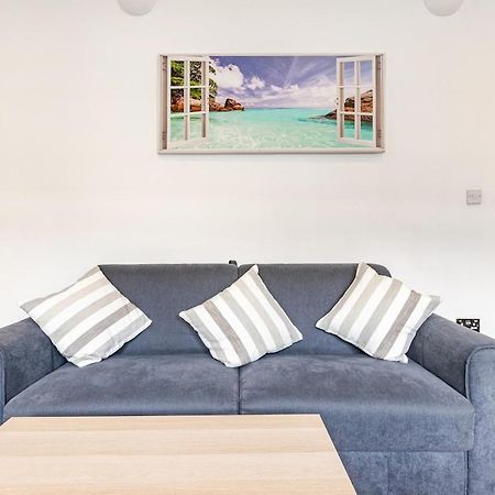 Spacious 2 Bed 2 Bath Apartment With Free Parking For 2 Cars And Underground Station Zone 2 For Quick Access To Central London Up To 10 Guests 외부 사진
