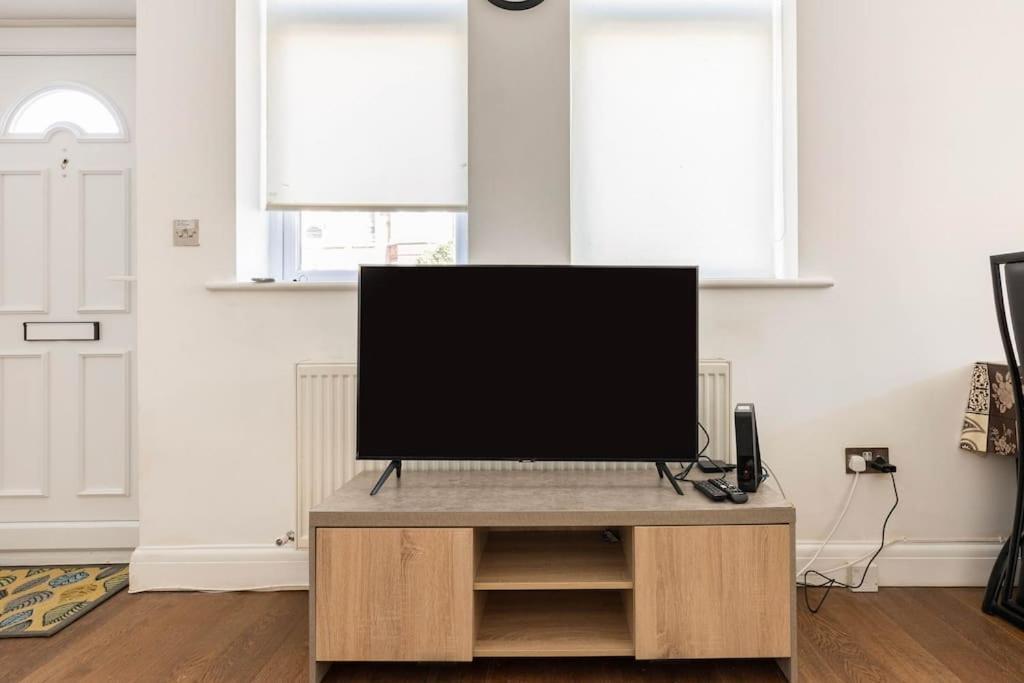 Spacious 2 Bed 2 Bath Apartment With Free Parking For 2 Cars And Underground Station Zone 2 For Quick Access To Central London Up To 10 Guests 외부 사진