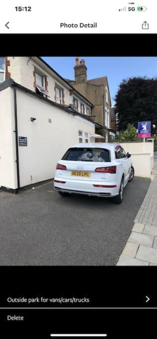 Spacious 2 Bed 2 Bath Apartment With Free Parking For 2 Cars And Underground Station Zone 2 For Quick Access To Central London Up To 10 Guests 외부 사진