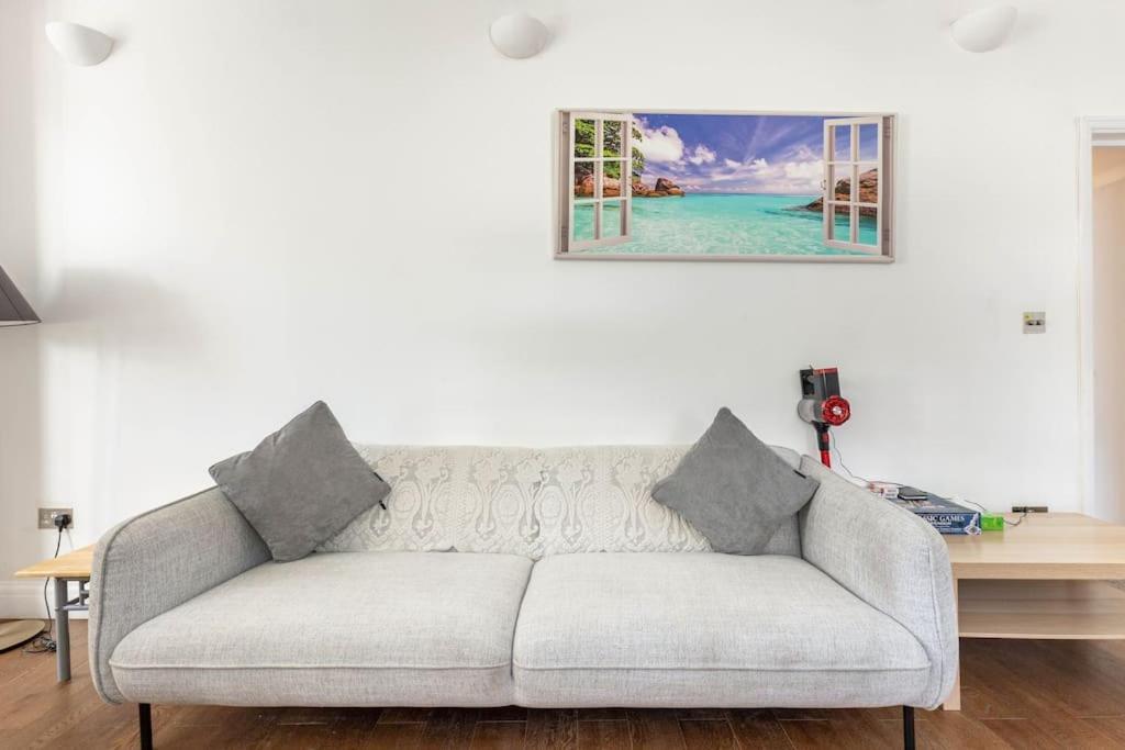 Spacious 2 Bed 2 Bath Apartment With Free Parking For 2 Cars And Underground Station Zone 2 For Quick Access To Central London Up To 10 Guests 외부 사진