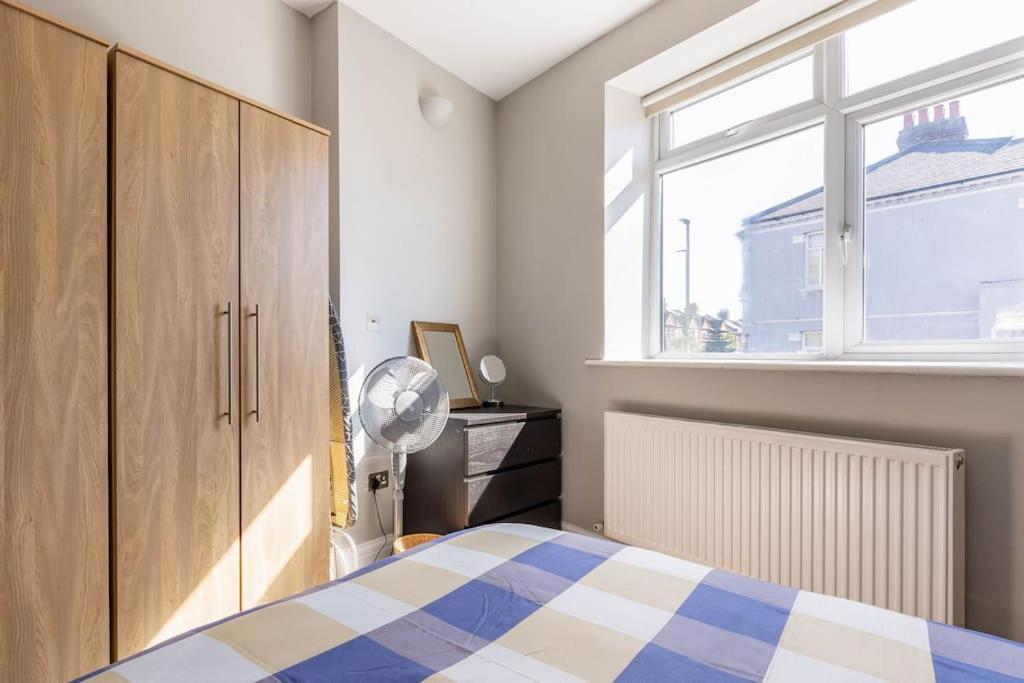 Spacious 2 Bed 2 Bath Apartment With Free Parking For 2 Cars And Underground Station Zone 2 For Quick Access To Central London Up To 10 Guests 외부 사진