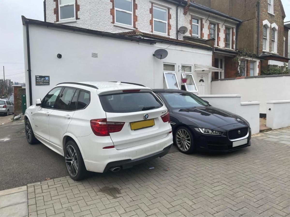 Spacious 2 Bed 2 Bath Apartment With Free Parking For 2 Cars And Underground Station Zone 2 For Quick Access To Central London Up To 10 Guests 외부 사진