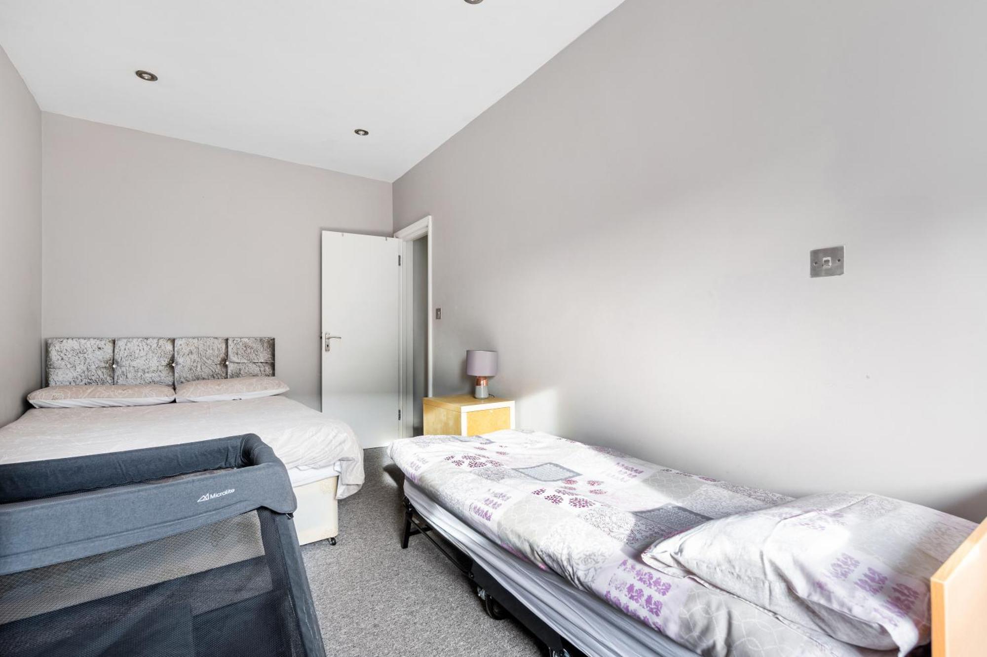 Spacious 2 Bed 2 Bath Apartment With Free Parking For 2 Cars And Underground Station Zone 2 For Quick Access To Central London Up To 10 Guests 외부 사진