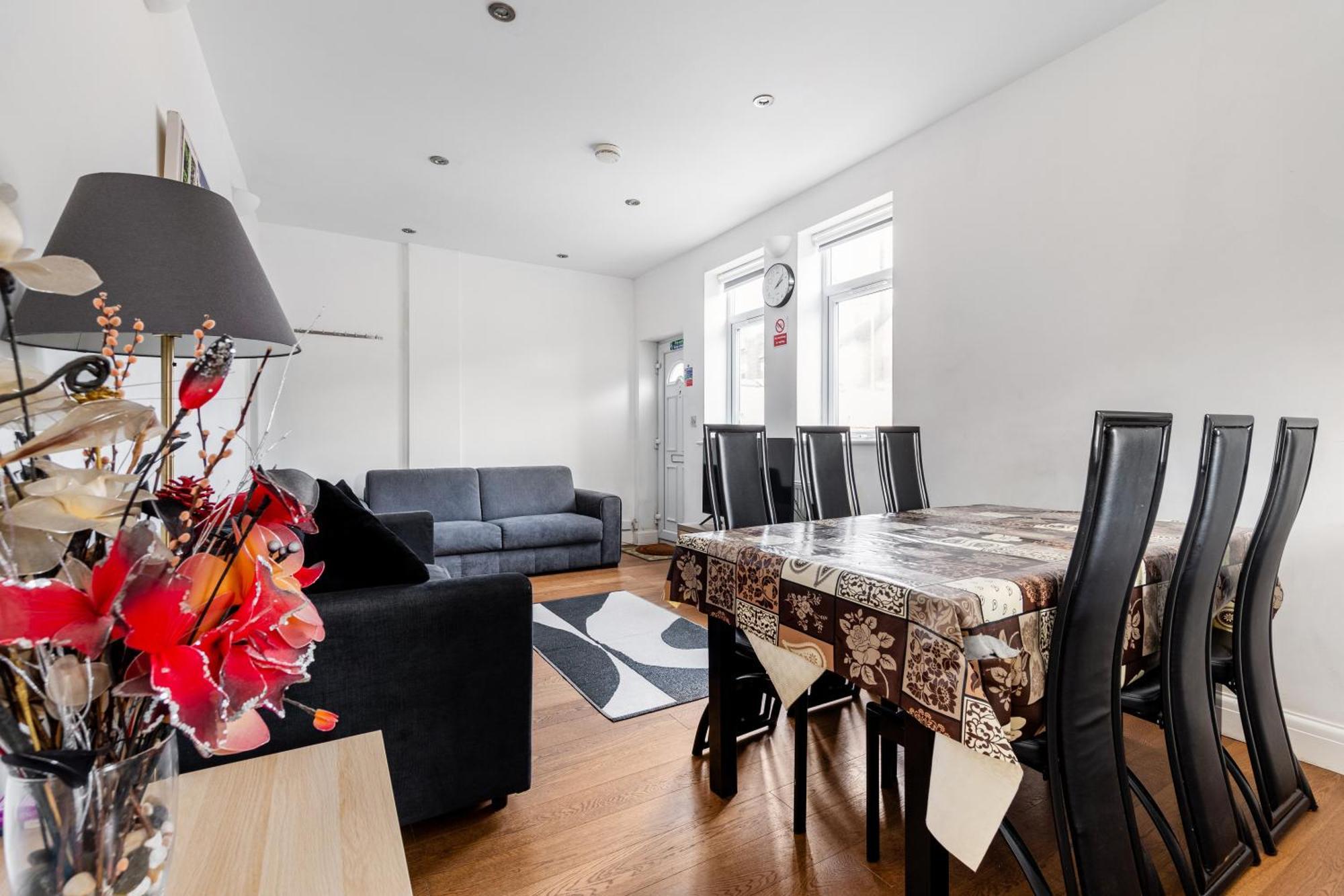 Spacious 2 Bed 2 Bath Apartment With Free Parking For 2 Cars And Underground Station Zone 2 For Quick Access To Central London Up To 10 Guests 외부 사진