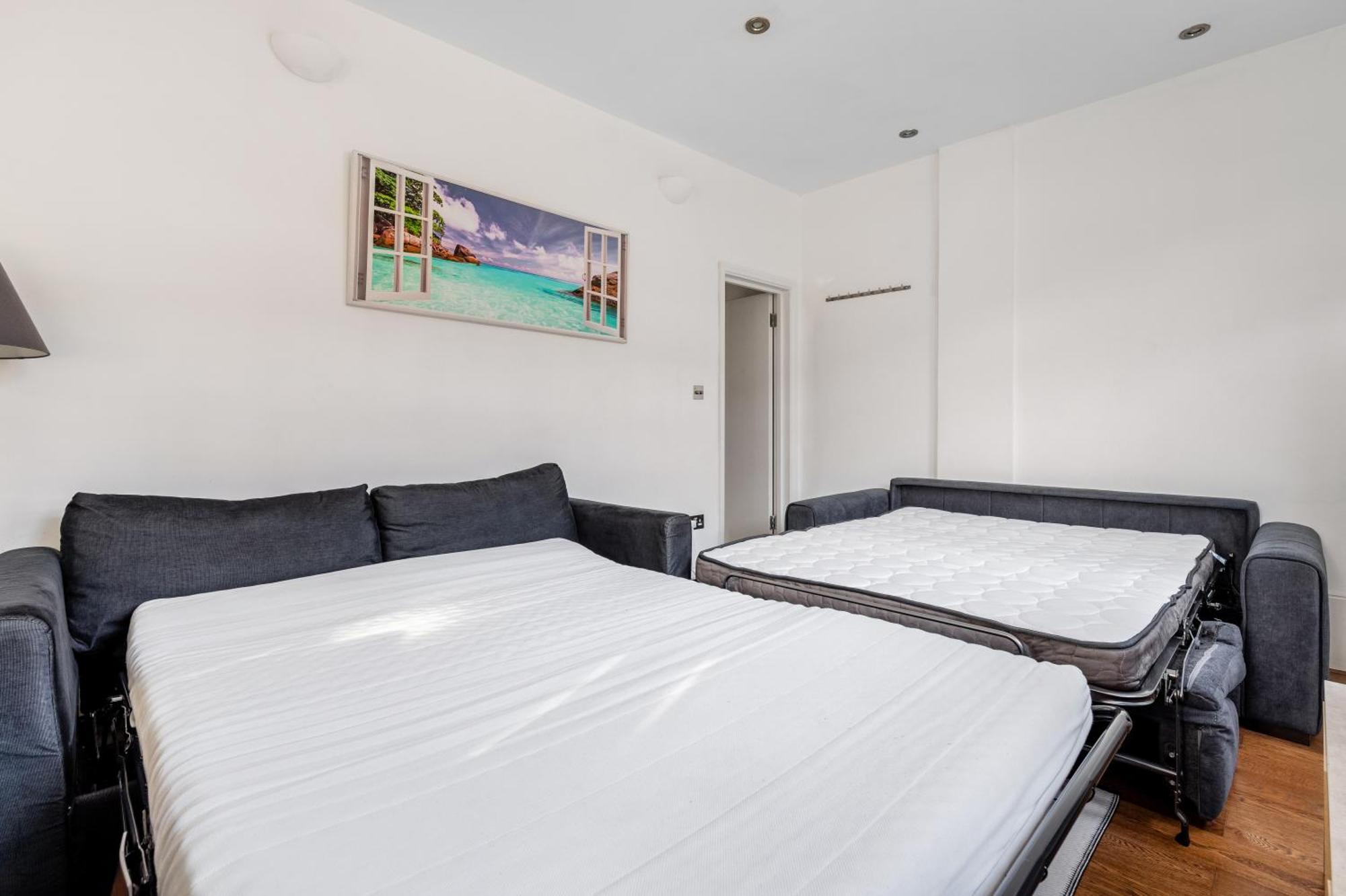 Spacious 2 Bed 2 Bath Apartment With Free Parking For 2 Cars And Underground Station Zone 2 For Quick Access To Central London Up To 10 Guests 외부 사진