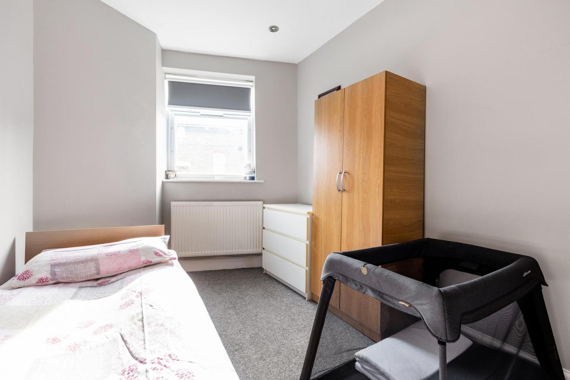 Spacious 2 Bed 2 Bath Apartment With Free Parking For 2 Cars And Underground Station Zone 2 For Quick Access To Central London Up To 10 Guests 외부 사진