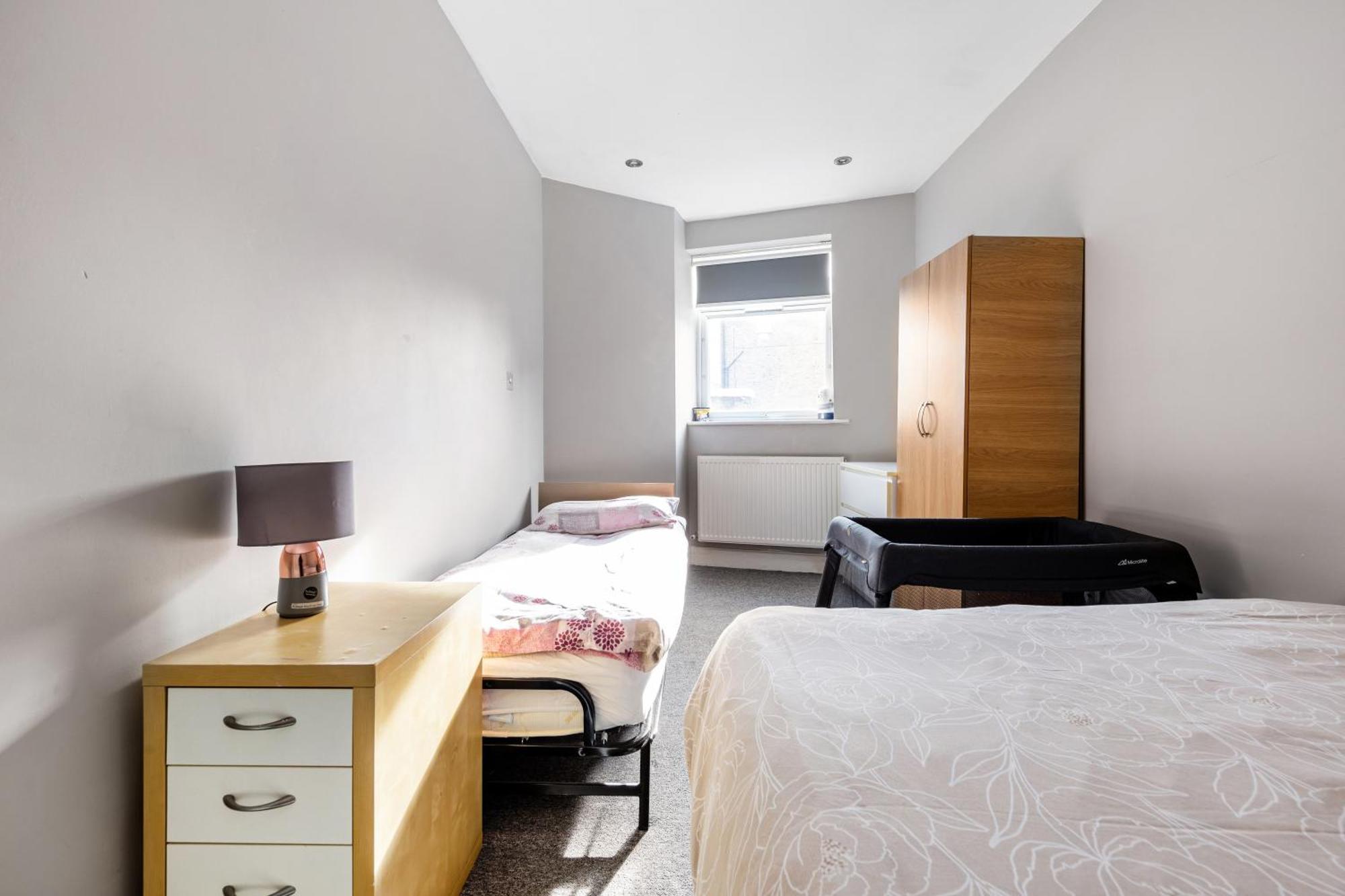 Spacious 2 Bed 2 Bath Apartment With Free Parking For 2 Cars And Underground Station Zone 2 For Quick Access To Central London Up To 10 Guests 외부 사진