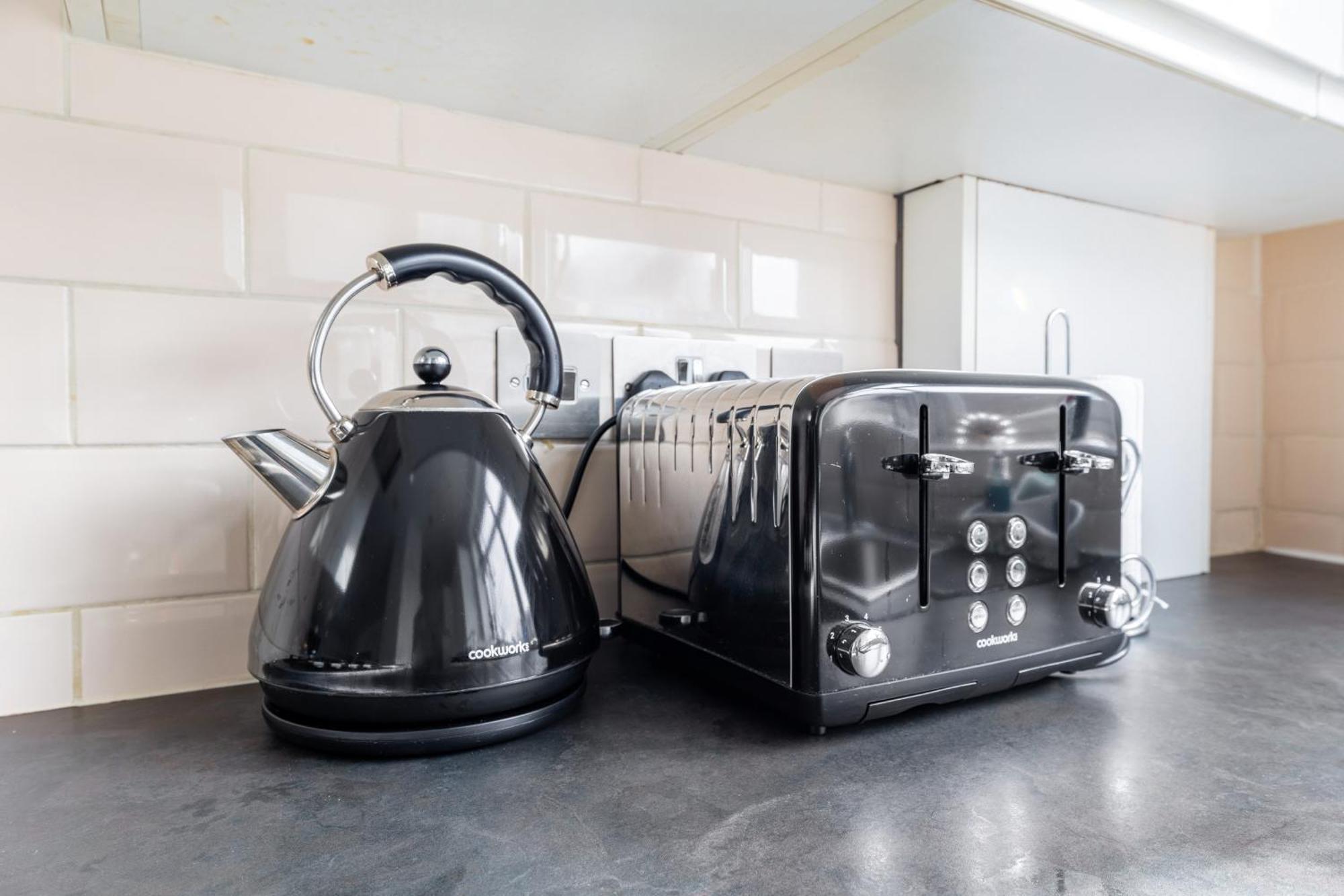 Spacious 2 Bed 2 Bath Apartment With Free Parking For 2 Cars And Underground Station Zone 2 For Quick Access To Central London Up To 10 Guests 외부 사진