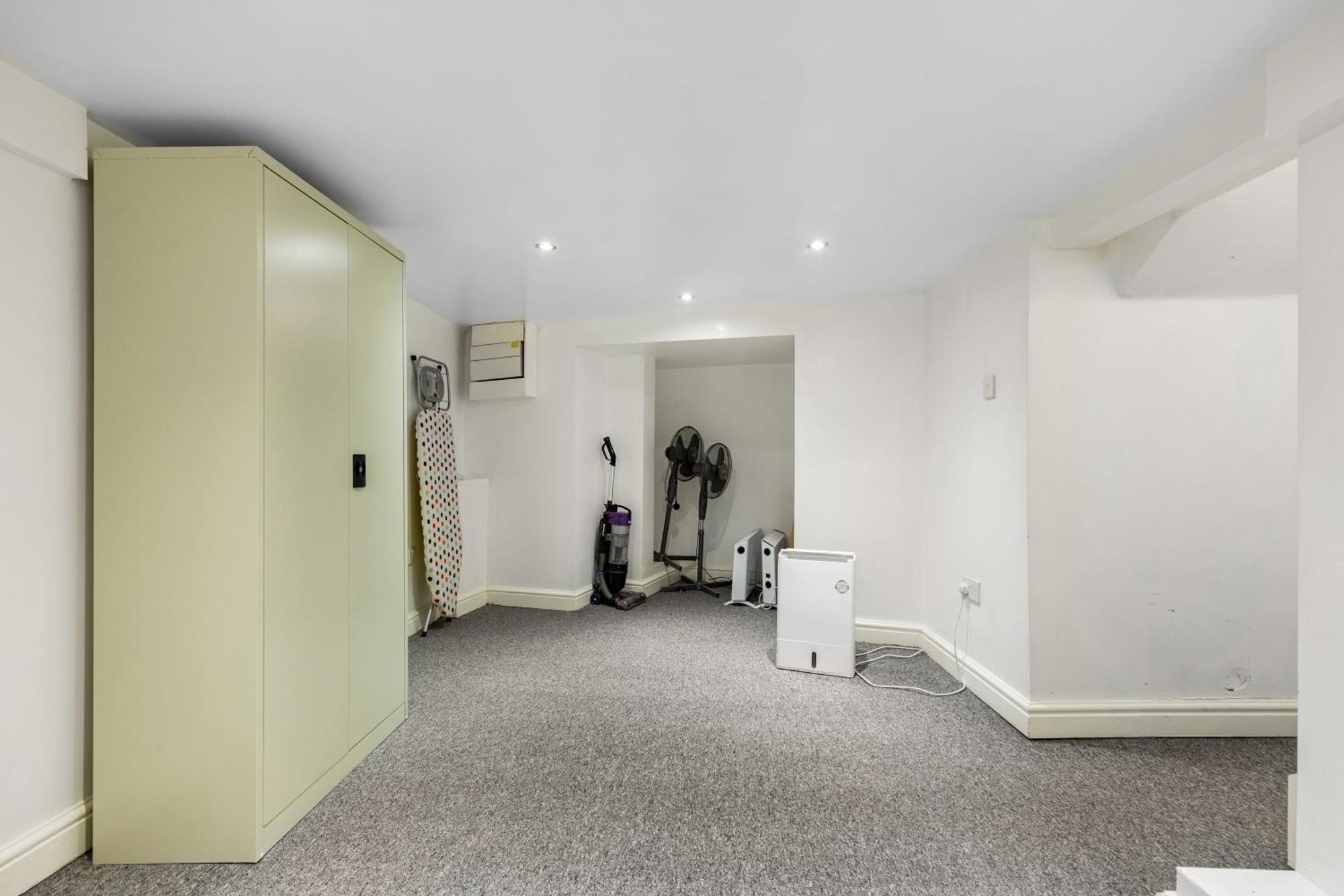 Spacious 2 Bed 2 Bath Apartment With Free Parking For 2 Cars And Underground Station Zone 2 For Quick Access To Central London Up To 10 Guests 외부 사진
