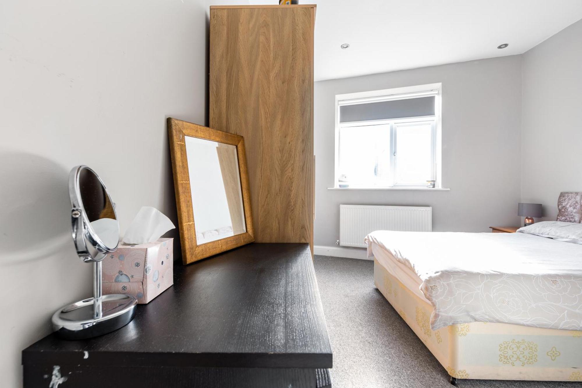 Spacious 2 Bed 2 Bath Apartment With Free Parking For 2 Cars And Underground Station Zone 2 For Quick Access To Central London Up To 10 Guests 외부 사진