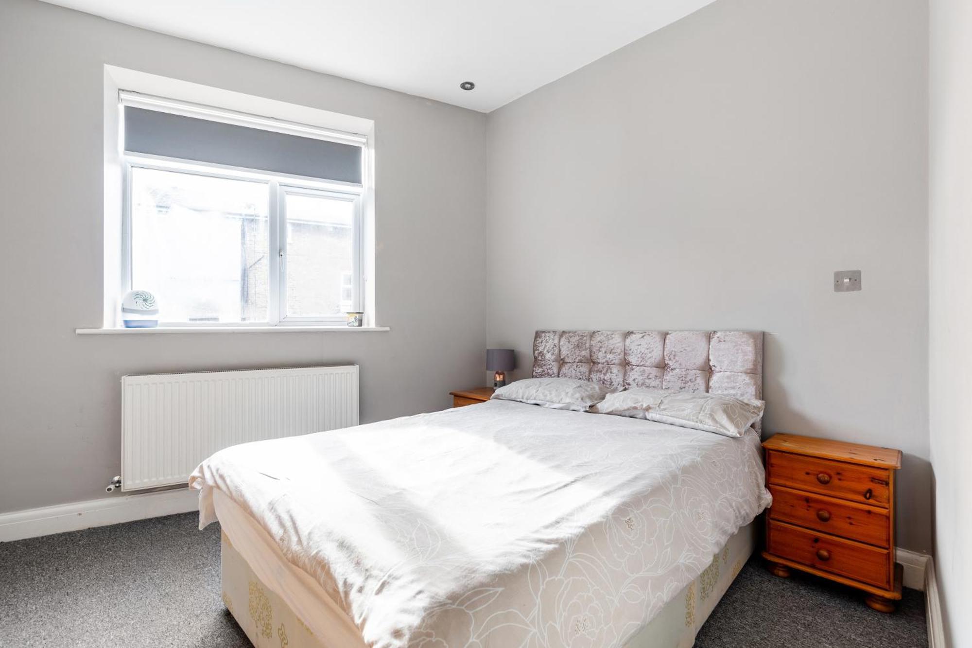 Spacious 2 Bed 2 Bath Apartment With Free Parking For 2 Cars And Underground Station Zone 2 For Quick Access To Central London Up To 10 Guests 외부 사진