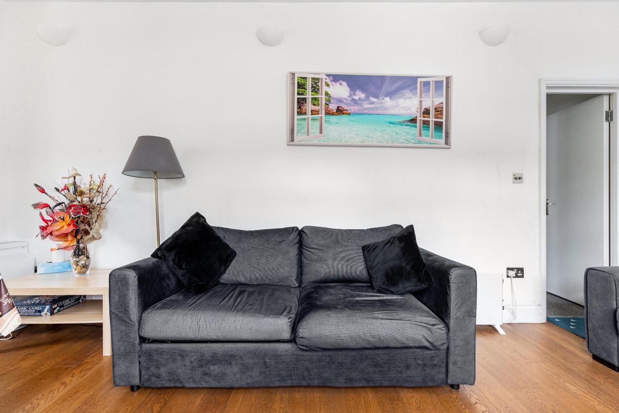 Spacious 2 Bed 2 Bath Apartment With Free Parking For 2 Cars And Underground Station Zone 2 For Quick Access To Central London Up To 10 Guests 외부 사진