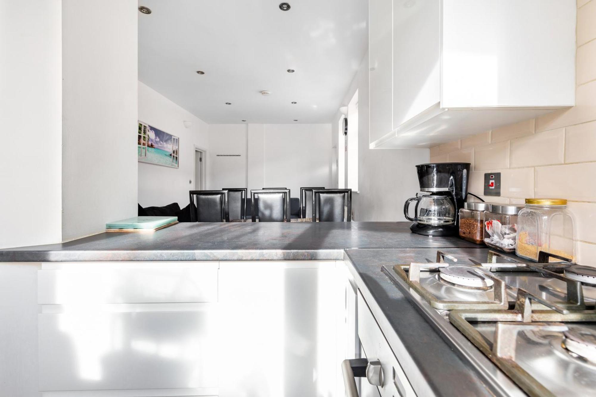 Spacious 2 Bed 2 Bath Apartment With Free Parking For 2 Cars And Underground Station Zone 2 For Quick Access To Central London Up To 10 Guests 외부 사진