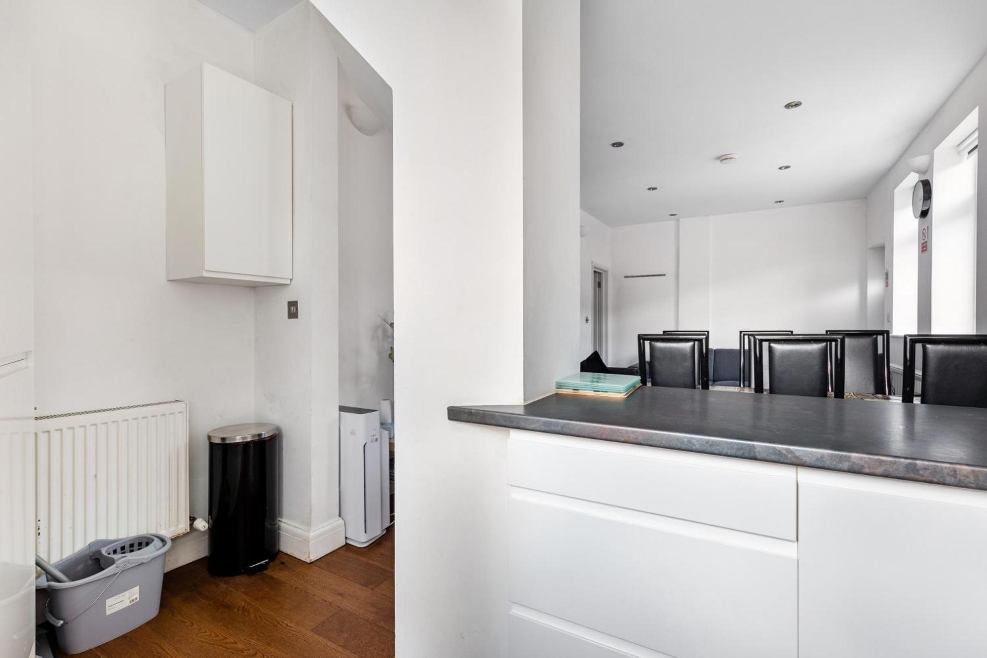 Spacious 2 Bed 2 Bath Apartment With Free Parking For 2 Cars And Underground Station Zone 2 For Quick Access To Central London Up To 10 Guests 외부 사진
