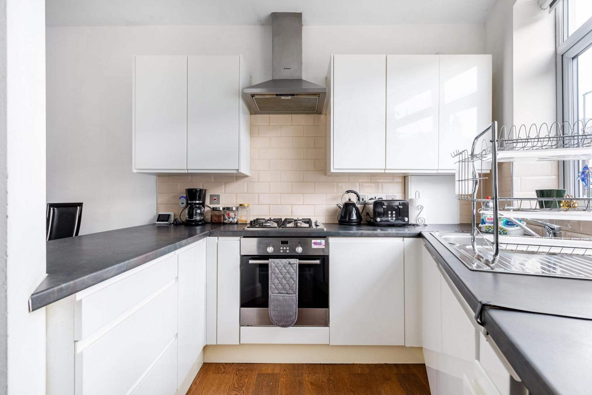 Spacious 2 Bed 2 Bath Apartment With Free Parking For 2 Cars And Underground Station Zone 2 For Quick Access To Central London Up To 10 Guests 외부 사진