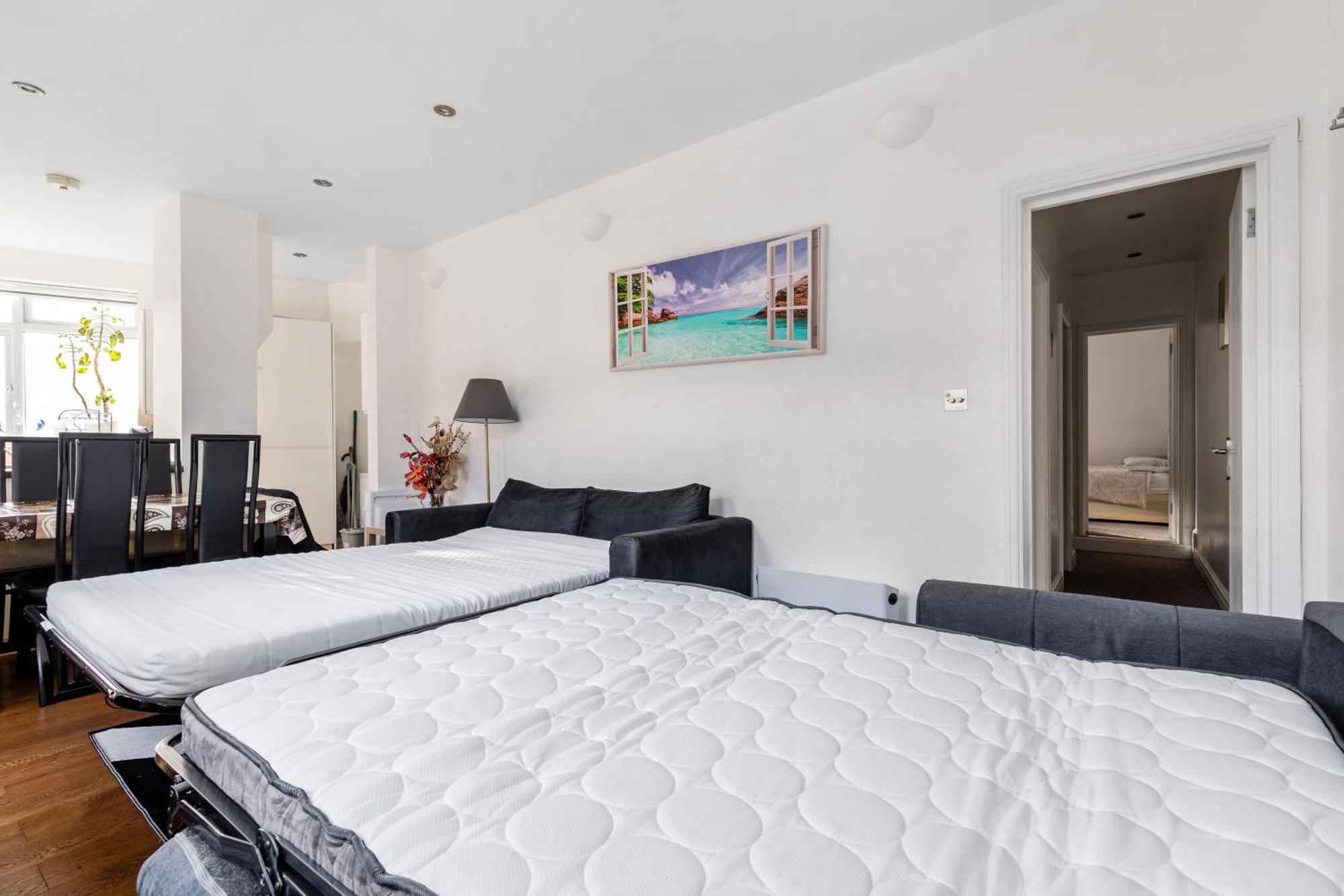Spacious 2 Bed 2 Bath Apartment With Free Parking For 2 Cars And Underground Station Zone 2 For Quick Access To Central London Up To 10 Guests 외부 사진
