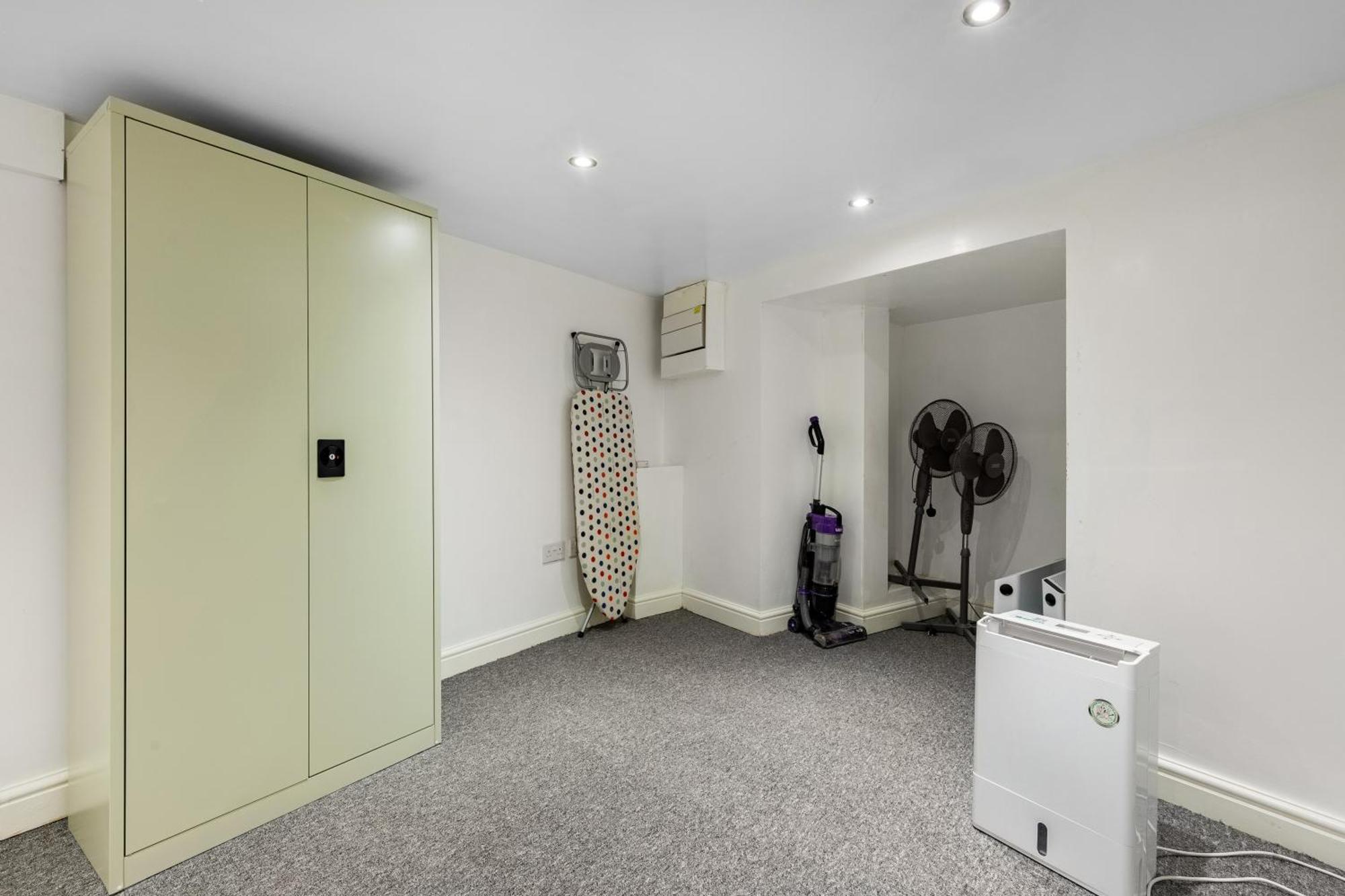 Spacious 2 Bed 2 Bath Apartment With Free Parking For 2 Cars And Underground Station Zone 2 For Quick Access To Central London Up To 10 Guests 외부 사진