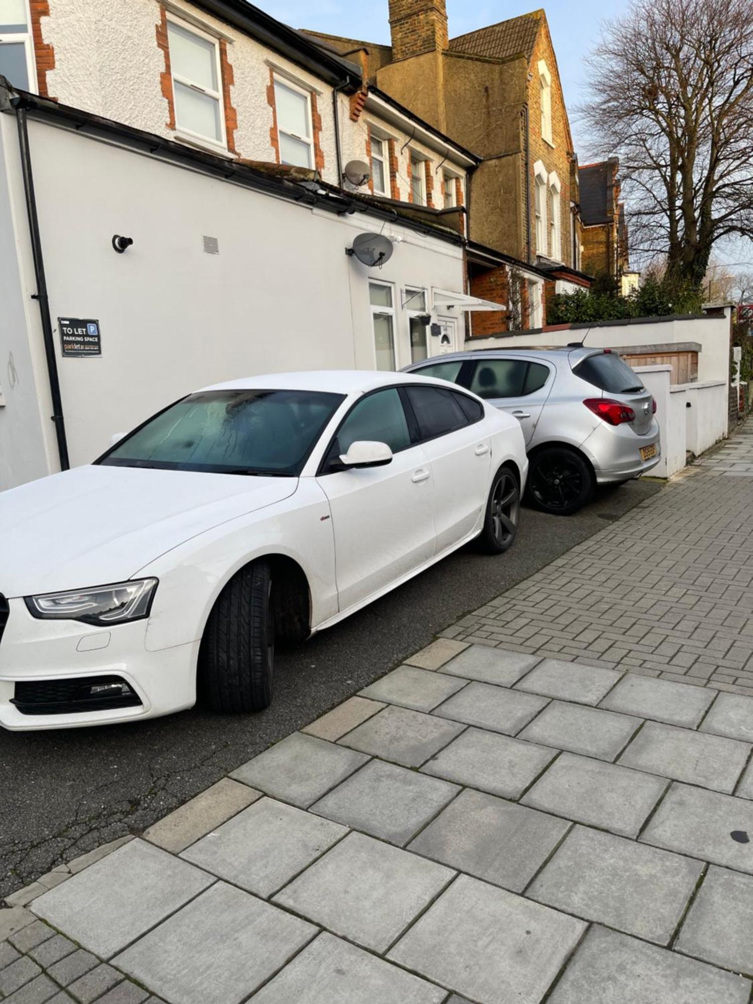 Spacious 2 Bed 2 Bath Apartment With Free Parking For 2 Cars And Underground Station Zone 2 For Quick Access To Central London Up To 10 Guests 외부 사진