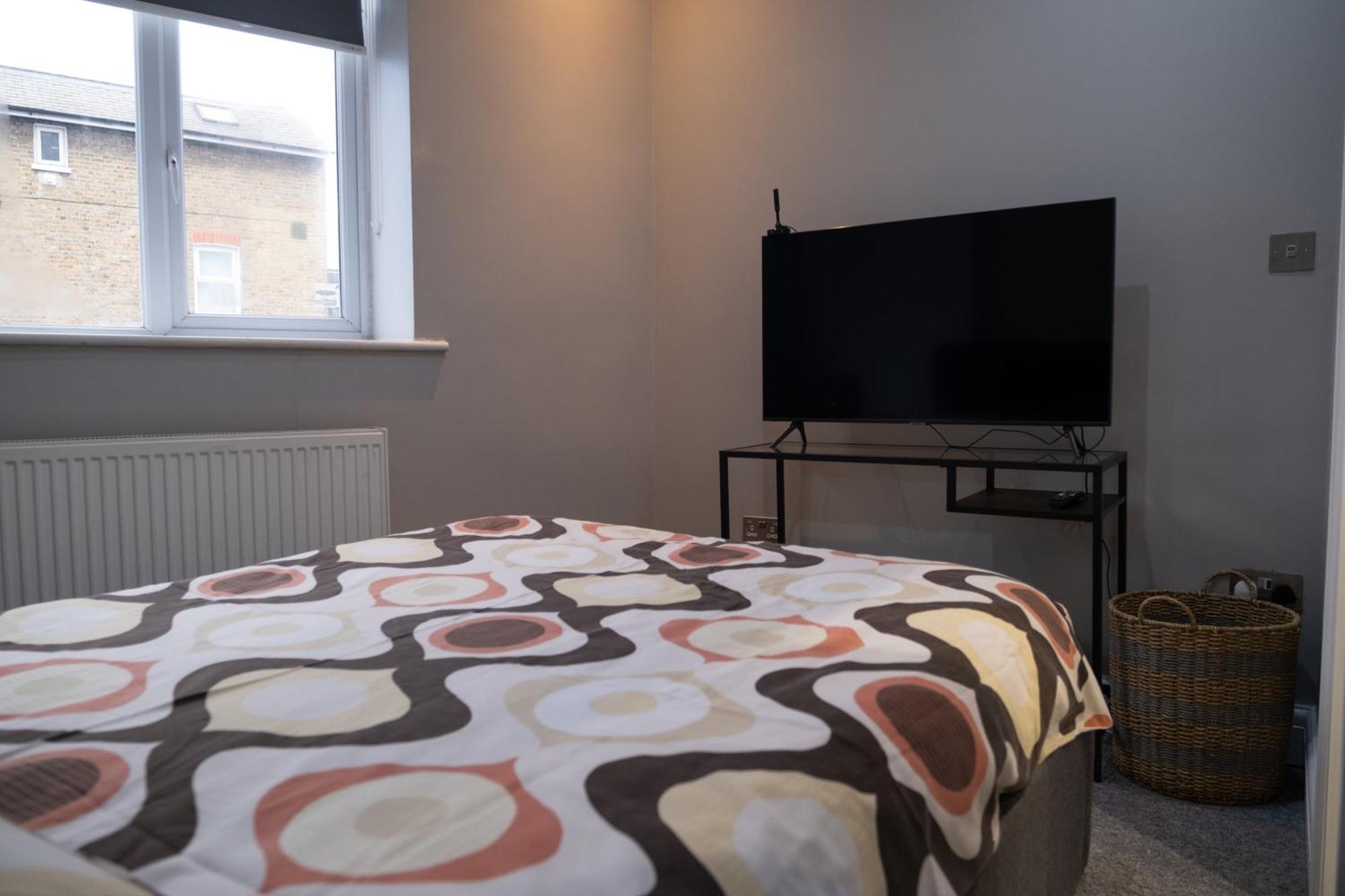 Spacious 2 Bed 2 Bath Apartment With Free Parking For 2 Cars And Underground Station Zone 2 For Quick Access To Central London Up To 10 Guests 외부 사진