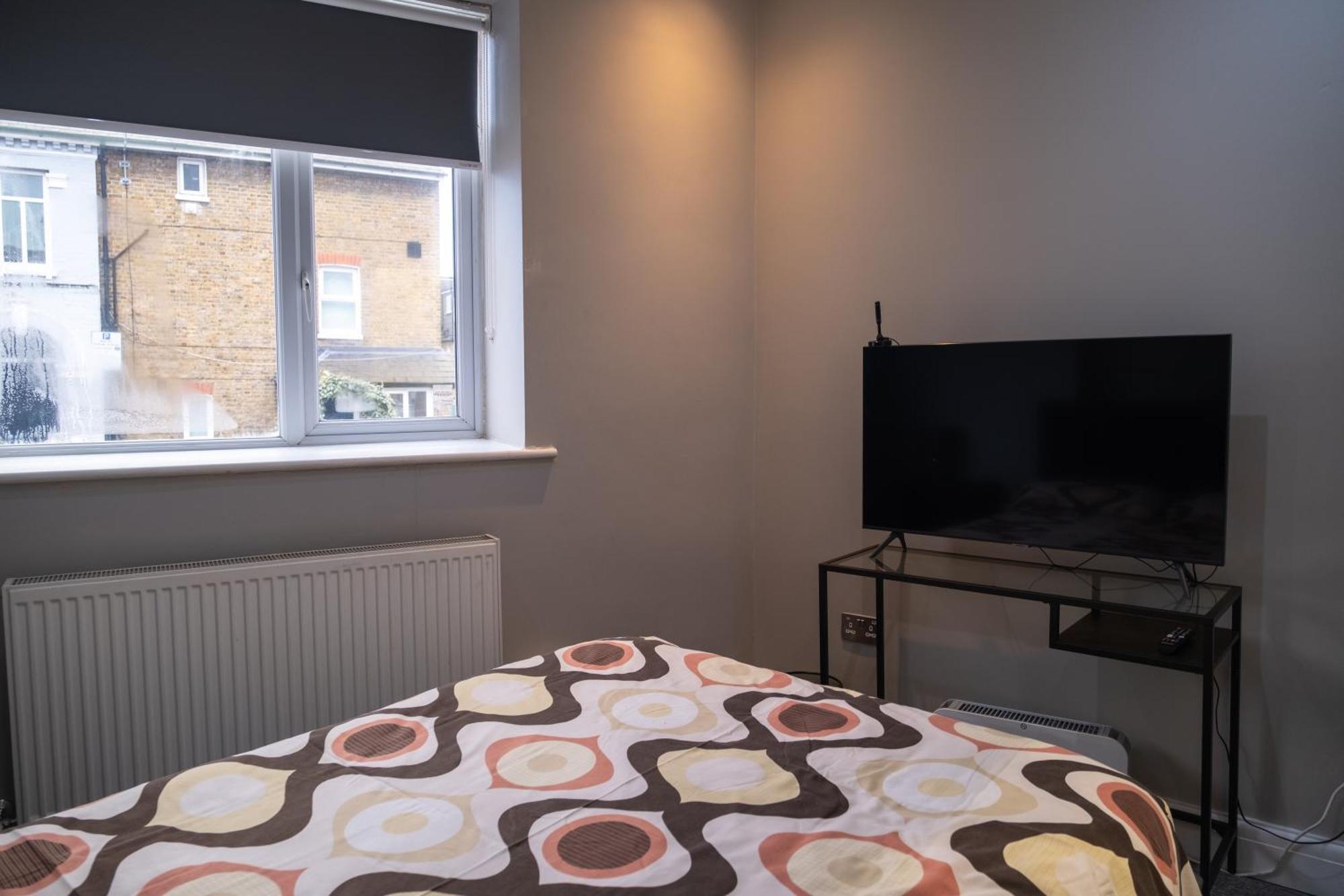 Spacious 2 Bed 2 Bath Apartment With Free Parking For 2 Cars And Underground Station Zone 2 For Quick Access To Central London Up To 10 Guests 외부 사진