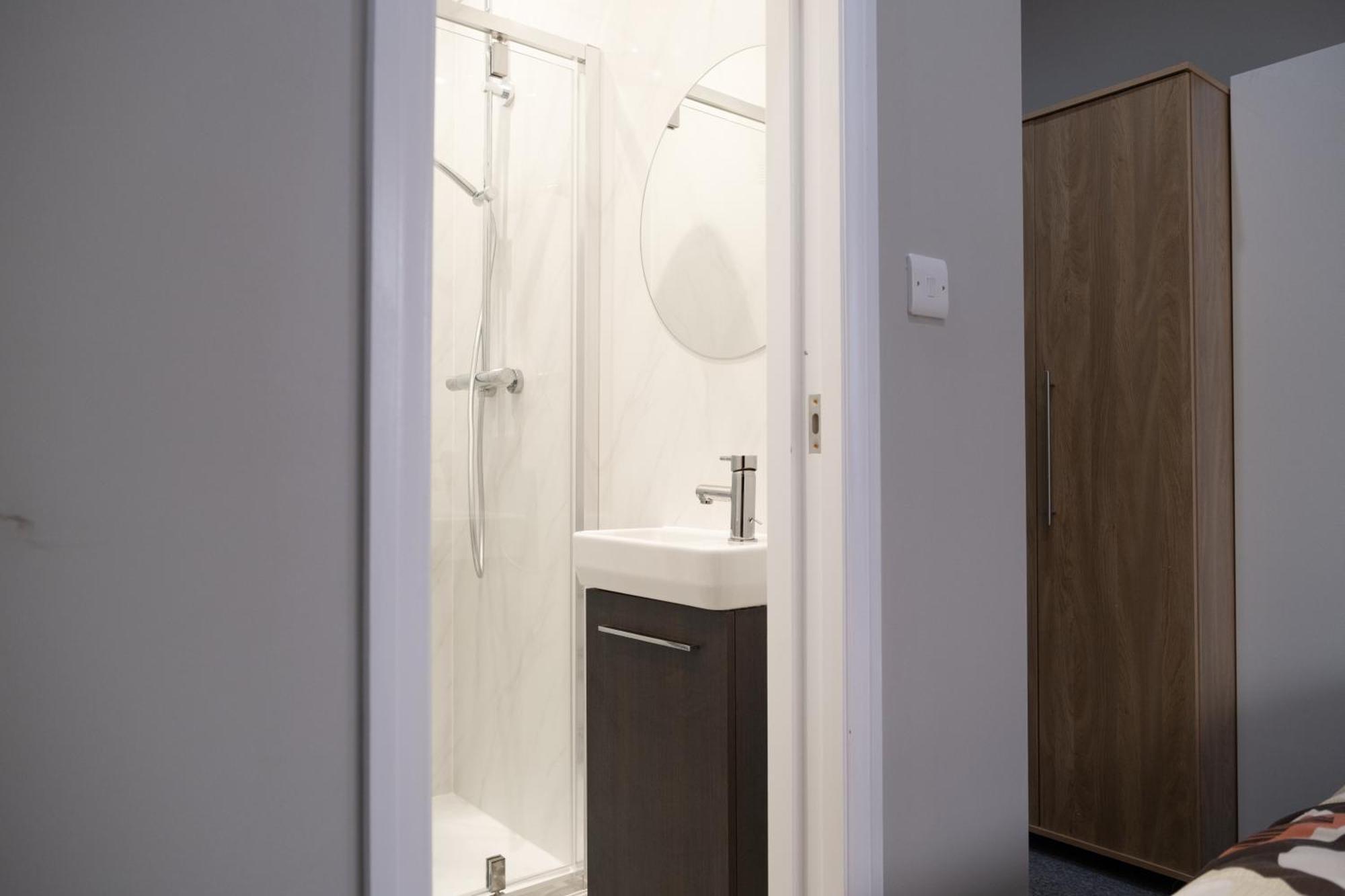 Spacious 2 Bed 2 Bath Apartment With Free Parking For 2 Cars And Underground Station Zone 2 For Quick Access To Central London Up To 10 Guests 외부 사진