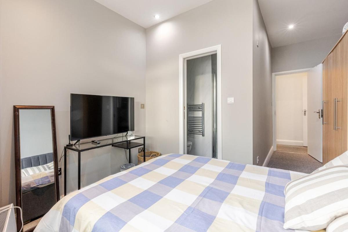 Spacious 2 Bed 2 Bath Apartment With Free Parking For 2 Cars And Underground Station Zone 2 For Quick Access To Central London Up To 10 Guests 외부 사진