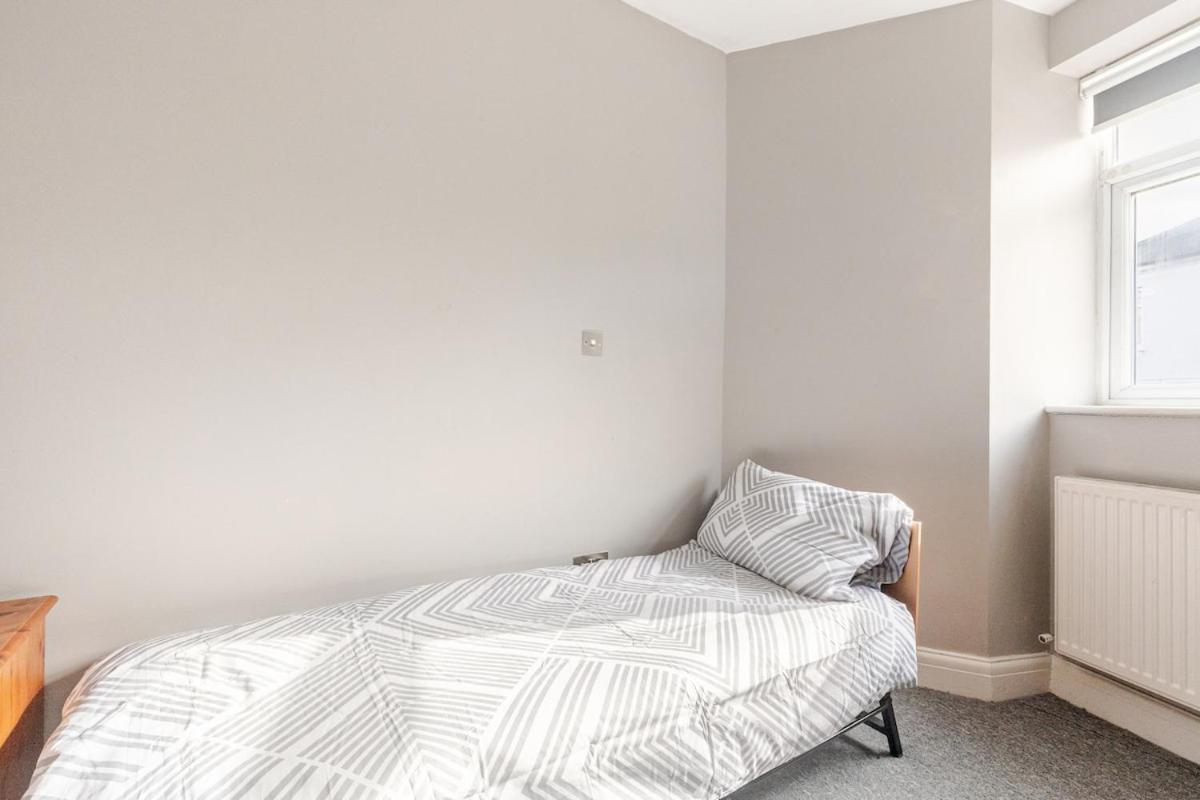 Spacious 2 Bed 2 Bath Apartment With Free Parking For 2 Cars And Underground Station Zone 2 For Quick Access To Central London Up To 10 Guests 외부 사진