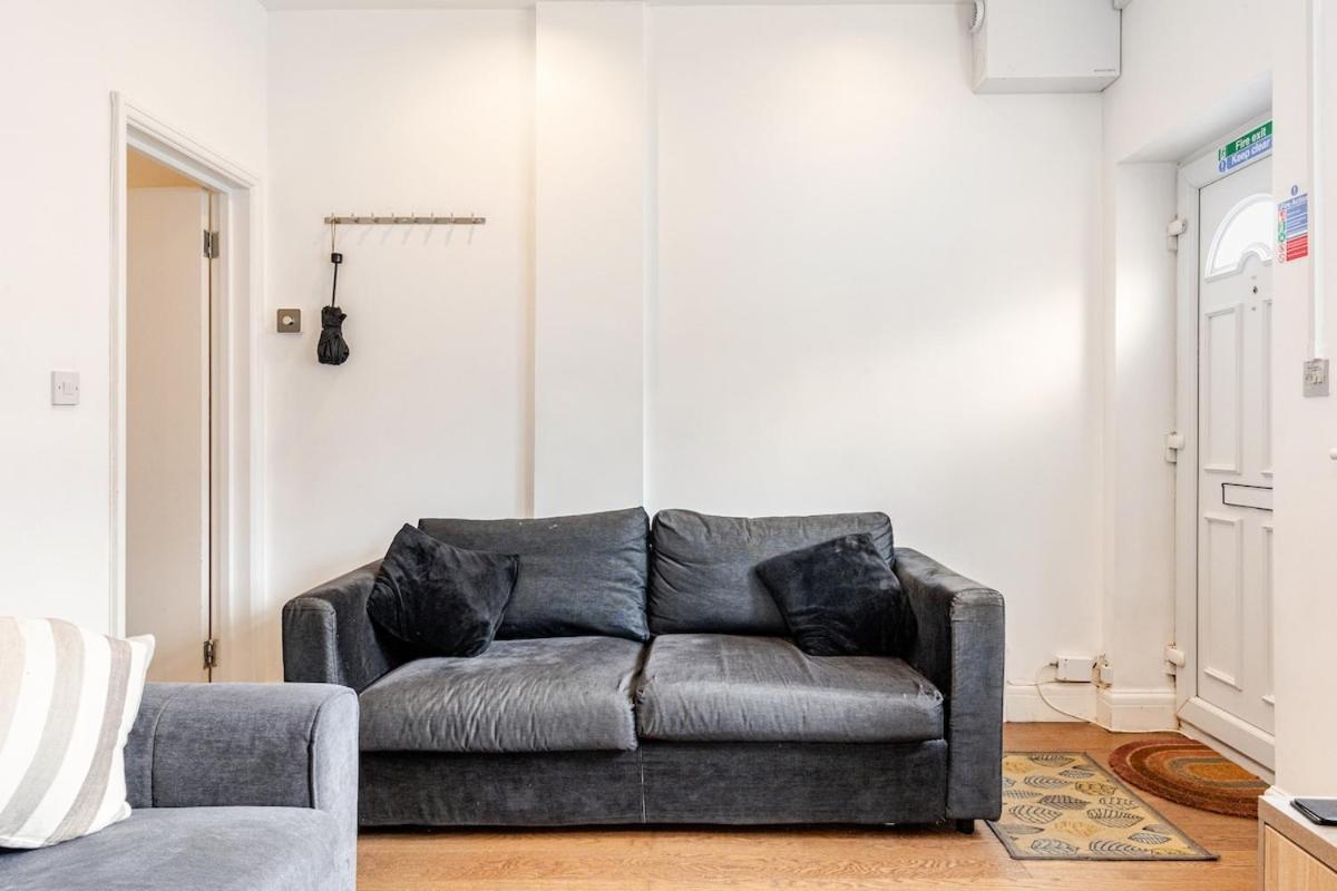 Spacious 2 Bed 2 Bath Apartment With Free Parking For 2 Cars And Underground Station Zone 2 For Quick Access To Central London Up To 10 Guests 외부 사진