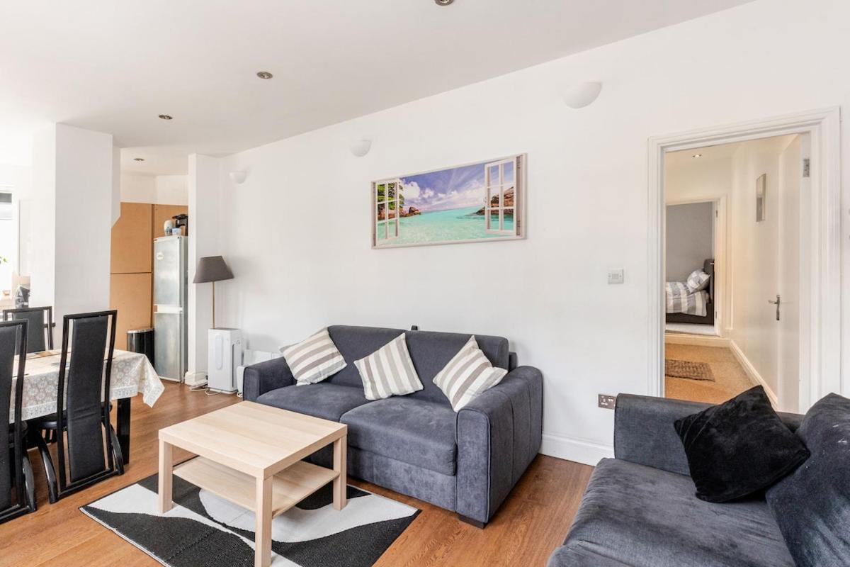 Spacious 2 Bed 2 Bath Apartment With Free Parking For 2 Cars And Underground Station Zone 2 For Quick Access To Central London Up To 10 Guests 외부 사진