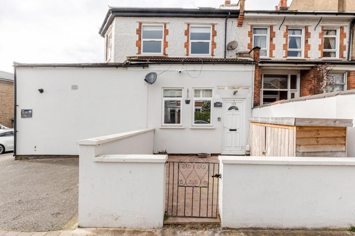 Spacious 2 Bed 2 Bath Apartment With Free Parking For 2 Cars And Underground Station Zone 2 For Quick Access To Central London Up To 10 Guests 외부 사진