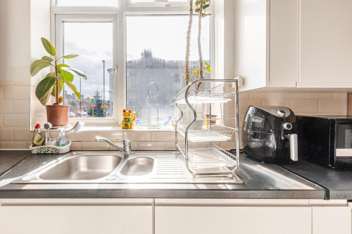 Spacious 2 Bed 2 Bath Apartment With Free Parking For 2 Cars And Underground Station Zone 2 For Quick Access To Central London Up To 10 Guests 외부 사진