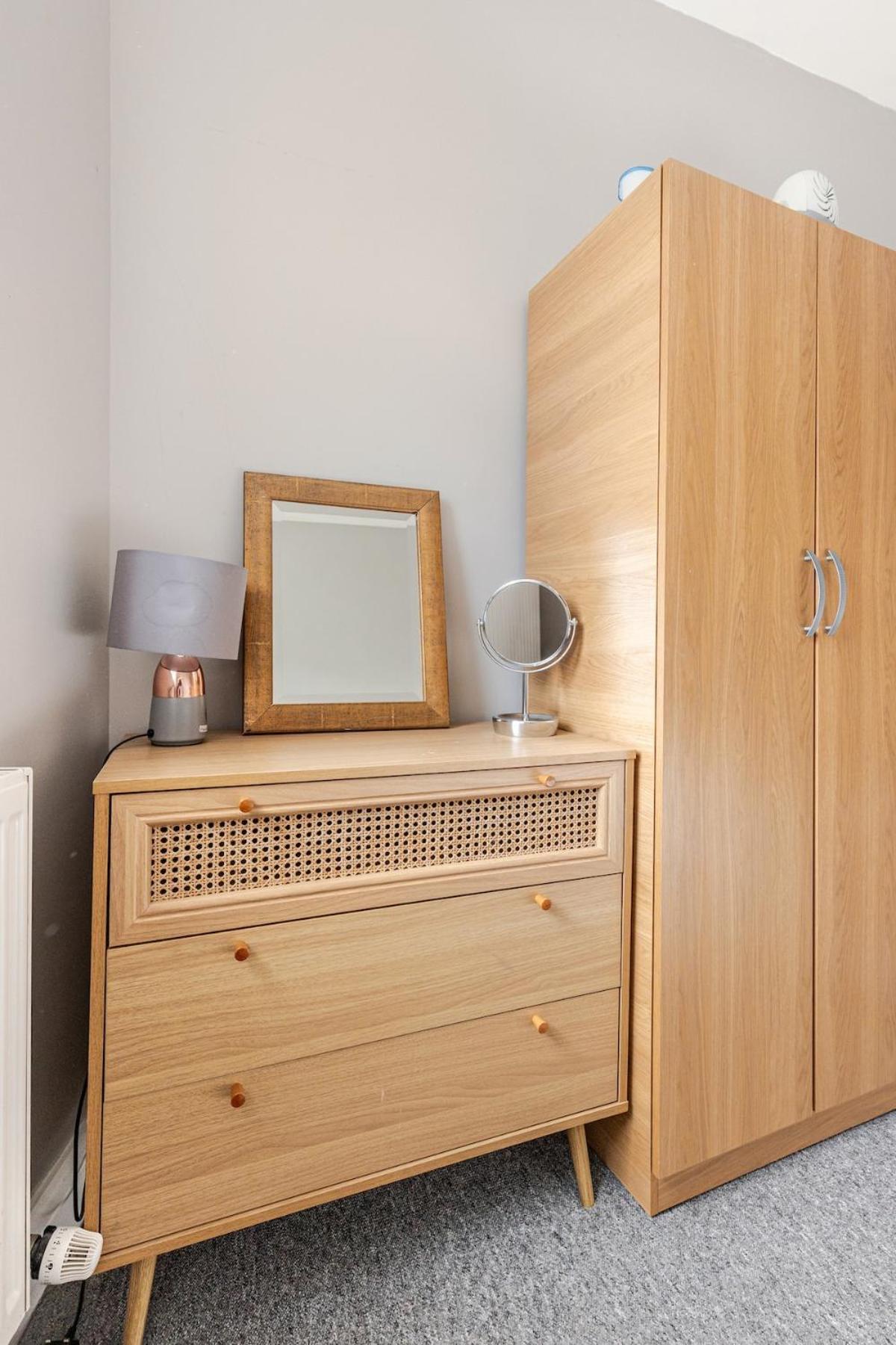 Spacious 2 Bed 2 Bath Apartment With Free Parking For 2 Cars And Underground Station Zone 2 For Quick Access To Central London Up To 10 Guests 외부 사진
